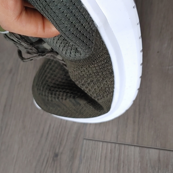 Light athletic shoes - Picture 4 of 4